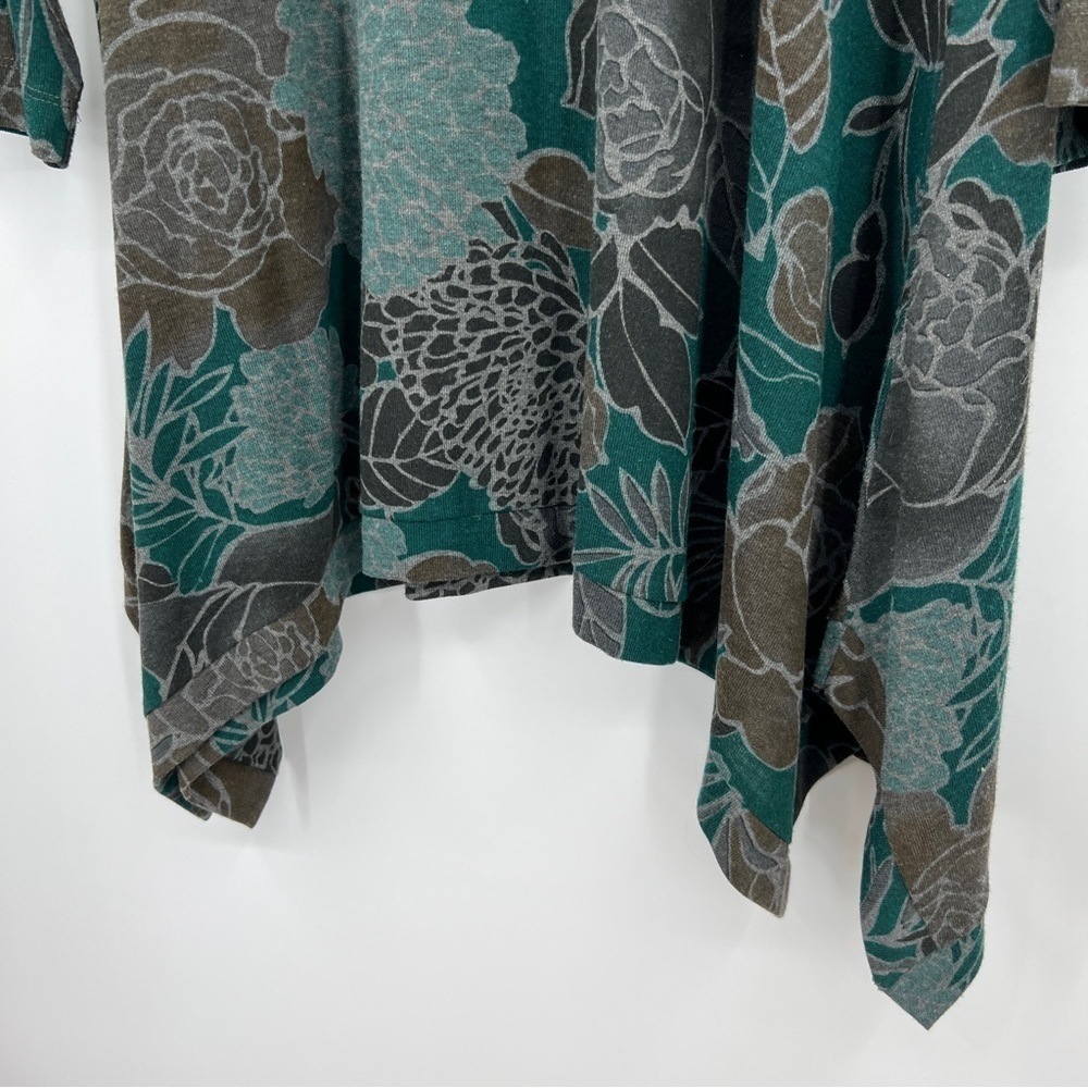 Avenue Floral Leaf Slit Roundneck Three-Quarter Sleeves Sharkbite Blouse - Picture 4 of 10